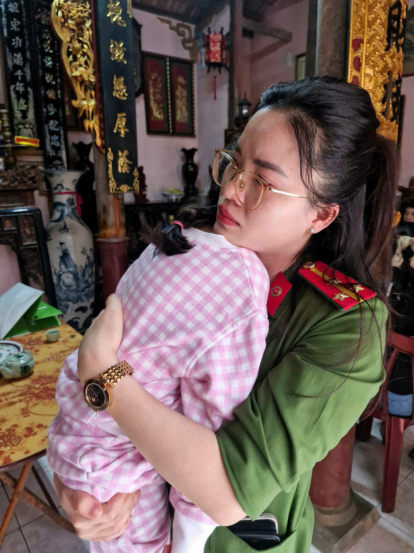 Thượng úy Nguyễn Thị Lý, Phó Chủ tịch Hội phụ nữ Phòng Cảnh sát cơ động không cầm được nước mắt khi ôm con gái Thượng úy Trần Tuấn Sơn vào lòng