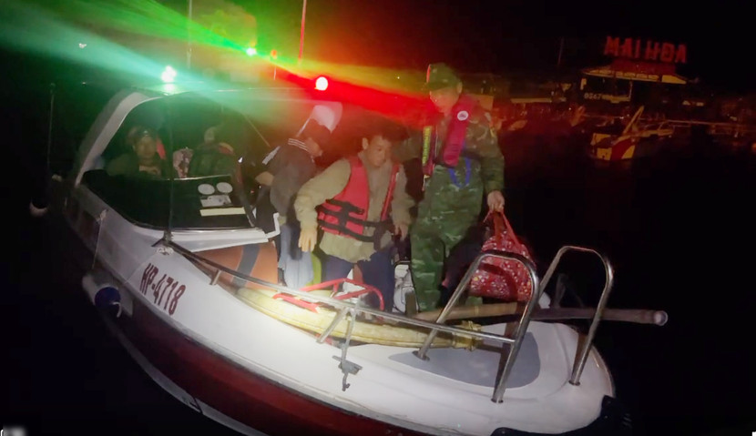 Đưa các thuyền viên của tàu gặp nạn sang xuồng của BĐBP để về bờ Đưa các thuyền viên của tàu gặp nạn sang xuồng của BĐBP để về bờ