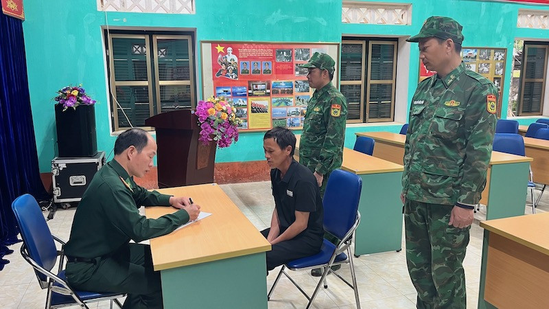 CBCS Đồn Biên phòng Bản Lầu ghi lời khai Hảng Seo Dín CBCS Đồn Biên phòng Bản Lầu ghi lời khai Hảng Seo Dín
