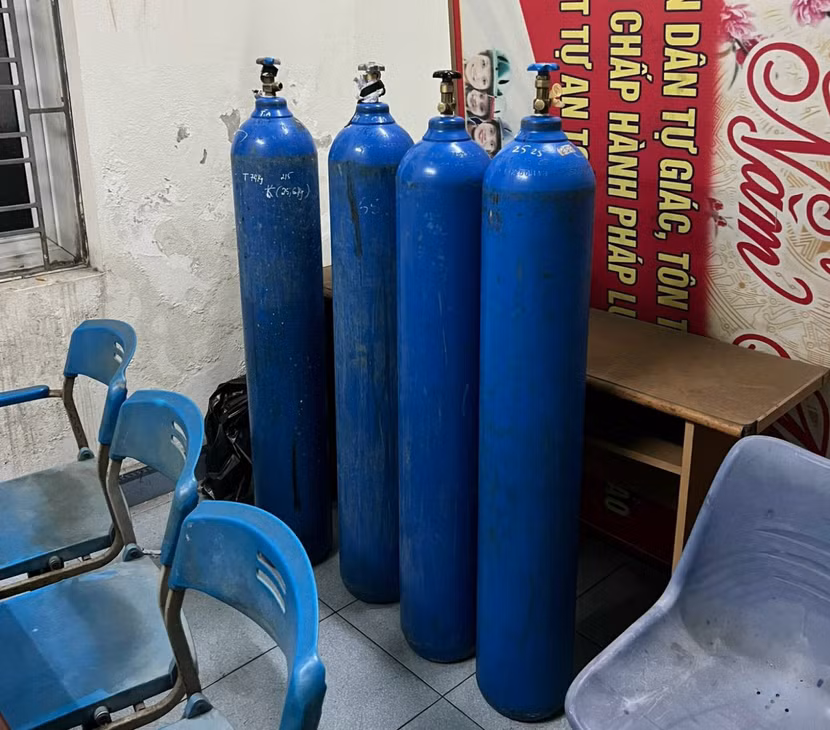 Tang vật thu giữ tại 2 cơ sở kinh doanh bóng cười trên địa bàn TP Cẩm Phả