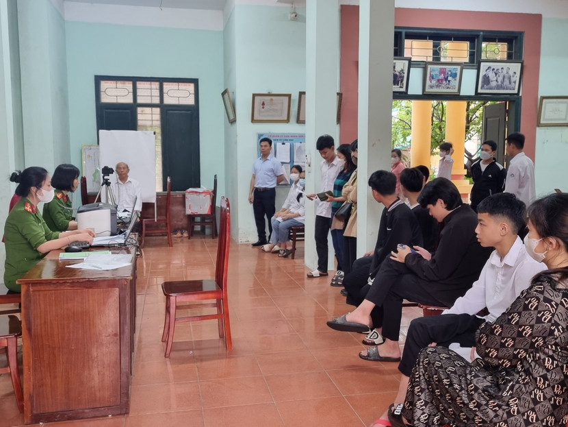 Liên tiếp trong những ngày qua, CAH Thạch Thất đã cấp CCCD cho nhiều người dân tại trụ sở, lưu động tại nhà Liên tiếp trong những ngày qua, CAH Thạch Thất đã cấp CCCD cho nhiều người dân tại trụ sở, lưu động tại nhà