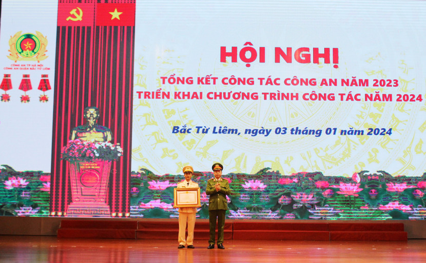 Thừa ủy quyền của Thủ tướng Chính phủ, Thiếu tướng Nguyễn Hồng Ky trao Bằng khen của Thủ tướng cho Đại úy Nguyễn Hữu Cường, cán bộ Đội CSĐT TP về ma túy CAQ Bắc Từ Liêm