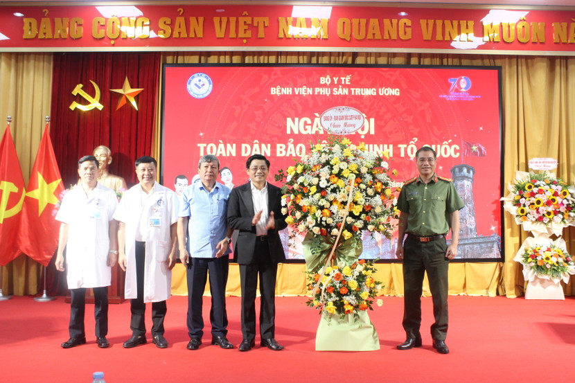 Thượng tá Nguyễn Chí Cường, Phó trưởng Phòng An ninh chính trị nội bộ CATP Hà Nội thay mặt Đảng ủy Ban Giám đốc CATP tặng hoa chúc mừng Ngày hội toàn dân bảo vệ an ninh Tổ quốc của Bệnh viện Phụ sản Trung ương