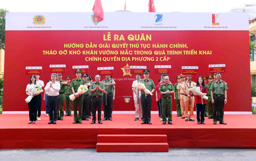 Trung tướng Nguyễn Thanh Tùng, Ủy viên Ban Thường vụ Thành ủy, Bí thư Đảng ủy, Giám đốc CATP; Đại tá Ngô Như Cường, Phó Cục trưởng Cục Cảnh sát QLHC về TTXH Bộ Công an; PGS.TS Huỳnh Đăng Chính, Phó Giám đốc Đại học Bách khoa Hà Nội; Đại tá Nguyễn Ngọc Quyền tặng hoa các đội hình tại lễ ra quân Trung tướng Nguyễn Thanh Tùng, Ủy viên Ban Thường vụ Thành ủy, Bí thư Đảng ủy, Giám đốc CATP; Đại tá Ngô Như Cường, Phó Cục trưởng Cục Cảnh sát QLHC về TTXH Bộ Công an; PGS.TS Huỳnh Đăng Chính, Phó Giám đốc Đại học Bách khoa Hà Nội; Đại tá Nguyễn Ngọc Quyền tặng hoa các đội hình tại lễ ra quân