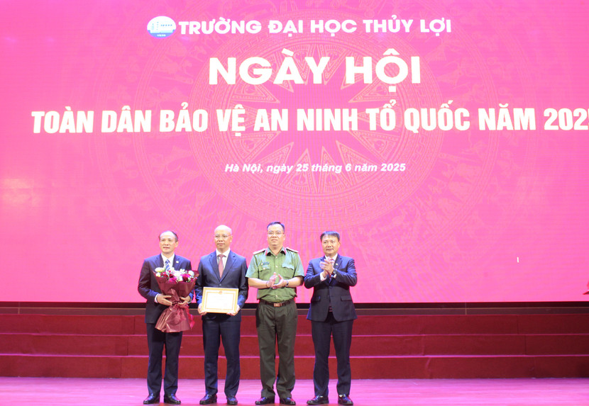 Thượng tá Nguyễn Đức Tuấn trao Giấy khen của Giám đốc CATP cho Trường Đại học Thủy lợi có thành tích trong phong trào toàn dân bảo vệ an ninh Tổ quốc Thượng tá Nguyễn Đức Tuấn trao Giấy khen của Giám đốc CATP cho Trường Đại học Thủy lợi có thành tích trong phong trào toàn dân bảo vệ an ninh Tổ quốc