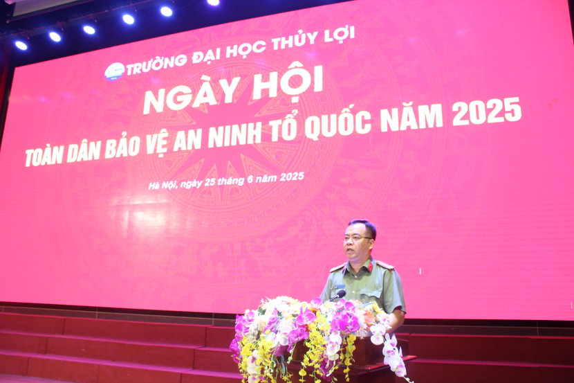 Thượng tá Nguyễn Đức Tuấn, Phó trưởng Phòng An ninh chính trị nội bộ, CATP Hà Nội phát biểu tại ngày hội Thượng tá Nguyễn Đức Tuấn, Phó trưởng Phòng An ninh chính trị nội bộ, CATP Hà Nội phát biểu tại ngày hội