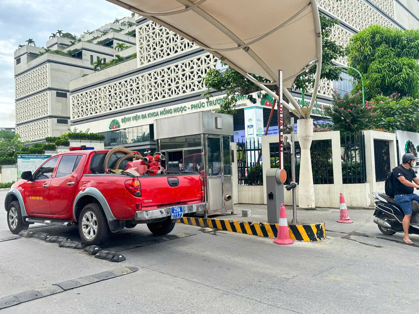 Xe chỉ huy tiếp cận hiện trường vụ cháy