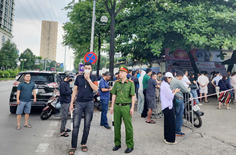 CBCS - CAP Trung Văn làm nhiệm vụ bảo vệ vòng ngoài tại điểm thi trường THPT Trung Văn CBCS - CAP Trung Văn làm nhiệm vụ bảo vệ vòng ngoài tại điểm thi trường THPT Trung Văn