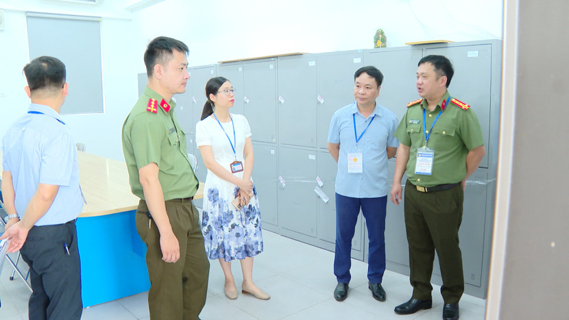 Đại tá Nguyễn Tiến Thắng, Trưởng phòng An ninh chính trị nội bộ (ngoài cùng bên phải) kiểm tra khu vực bảo quản đề thi, bài thi tại điểm thi Đại tá Nguyễn Tiến Thắng, Trưởng phòng An ninh chính trị nội bộ (ngoài cùng bên phải) kiểm tra khu vực bảo quản đề thi, bài thi tại điểm thi