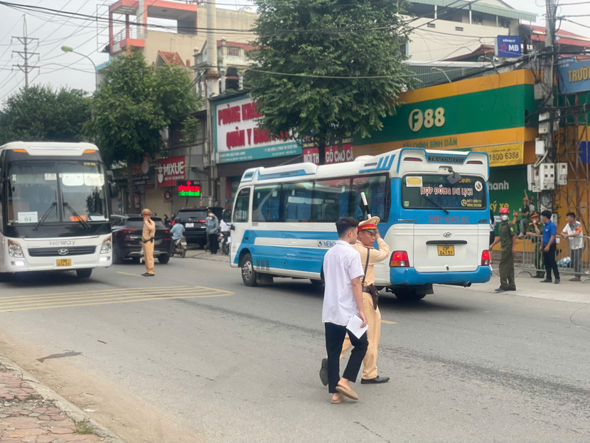 Lực lượng công an hỗ trợ thí sinh tại điểm thi trên địa bàn huyện Thạch Thất Lực lượng công an hỗ trợ thí sinh tại điểm thi trên địa bàn huyện Thạch Thất