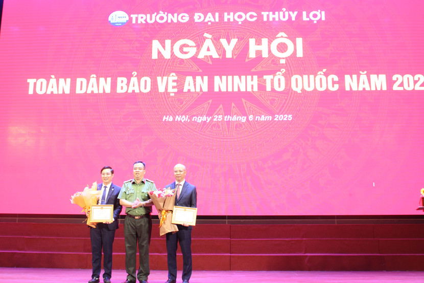 Thượng tá Nguyễn Đức Tuấn trao Giấy khen của Giám đốc CATP cho các cá nhân thuộc Trường Đại học Thủy lợi có thành tích trong phong trào toàn dân bảo vệ an ninh Tổ quốc Thượng tá Nguyễn Đức Tuấn trao Giấy khen của Giám đốc CATP cho các cá nhân thuộc Trường Đại học Thủy lợi có thành tích trong phong trào toàn dân bảo vệ an ninh Tổ quốc