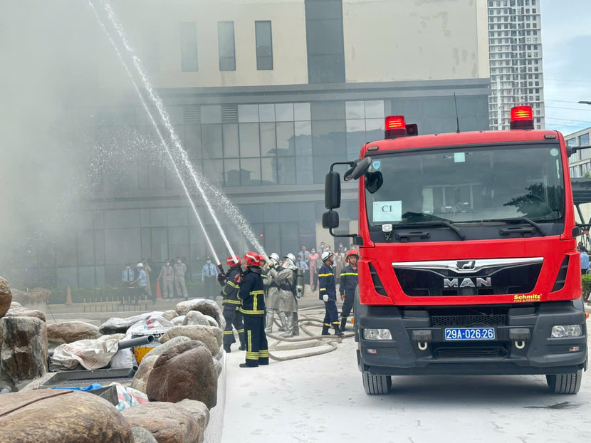 Lực lượng chữa cháy chuyên nghiệp tham gia diễn tập phương án