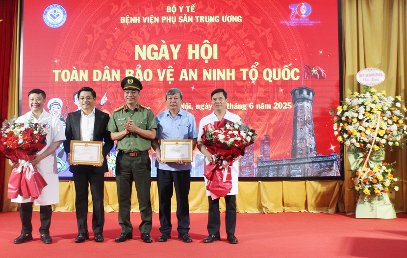 Thượng tá Nguyễn Chí Cường thừa ủy quyền của Ban Giám đốc CATP tặng Giấy khen của Giám đốc CATP cho tập thể, cá nhân có thành tích trong phong trào toàn dân bảo vệ an ninh Tổ quốc