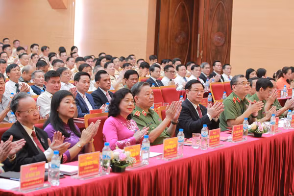 Đại hội Đại biểu Đảng bộ CATP vinh dự được đón các đồng chí lãnh đạo Đảng ủy Công an Trung ương và Thành ủy Hà Nội Đại hội Đại biểu Đảng bộ CATP vinh dự được đón các đồng chí lãnh đạo Đảng ủy Công an Trung ương và Thành ủy Hà Nội