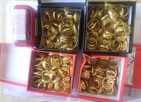 Không chỉ mua vàng mỹ ký, nhóm này còn làm giả dấu các thương hiệu lớn để đóng vào giấy đảm bảo vàng giả nhằm tăng sự tin tưởng của các nạn nhân