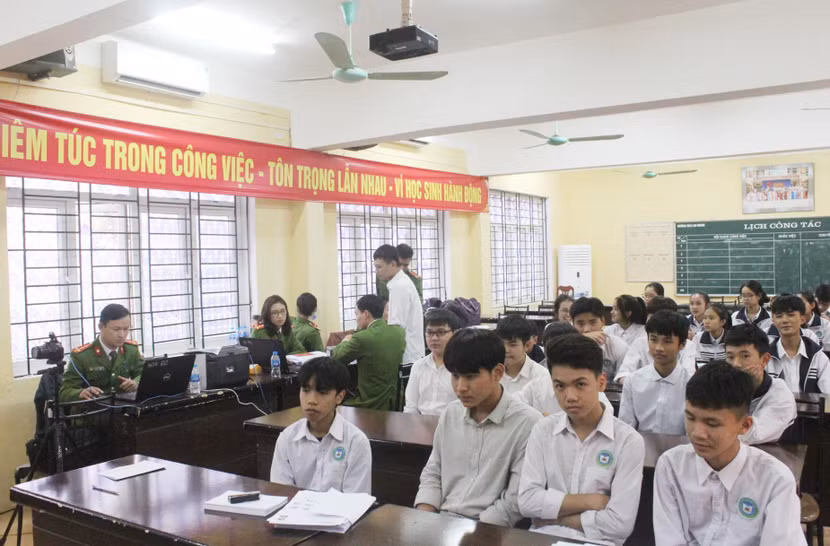 Rất đông học sinh trên địa bàn huyện Hoài Đức đủ 14 tuổi đã được cấp CCCD Rất đông học sinh trên địa bàn huyện Hoài Đức đủ 14 tuổi đã được cấp CCCD