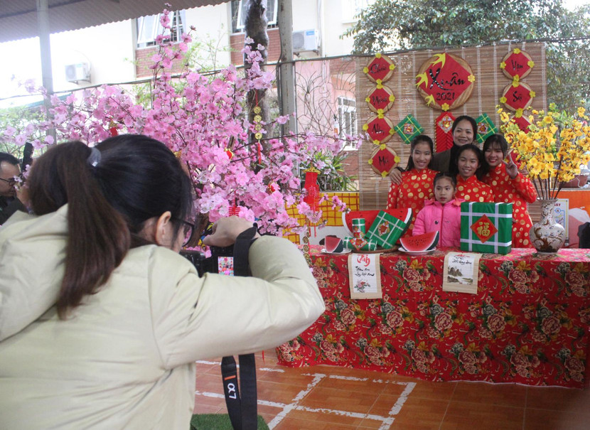 Món quà tinh thần ý nghĩa của đoàn công tác Món quà tinh thần ý nghĩa của đoàn công tác