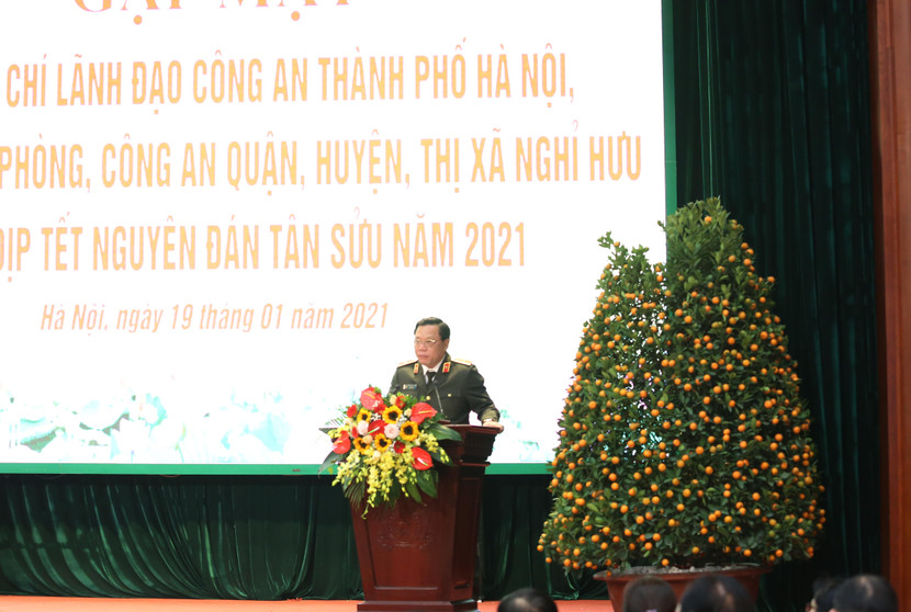 Thiếu tướng Nguyễn Hải Trung - Ủy viên Ban Thường vụ Thành ủy, Bí thư Đảng ủy, Giám đốc CATP thông tin về hoạt động của CATP tới các cán bộ hưu trí