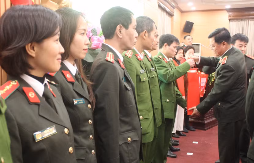 Thiếu tướng Đào Thanh Hải, Phó Bí thư Đảng ủy, Phó Giám đốc CATP Hà Nội tặng quà cho các CBCS có hoàn cảnh khó khăn, mắc bệnh hiểm nghèo, bị thương trong khi làm nhiệm vụ