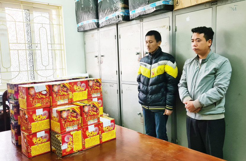 Hai đối tượng cùng tang vật vụ án Hai đối tượng cùng tang vật vụ án