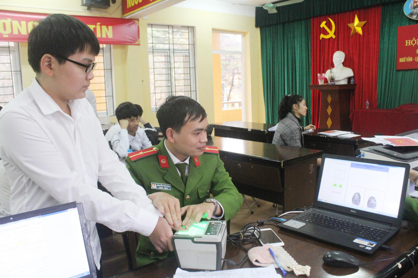 Lấy dấu vân tay trải qua quy trình 13 bước Lấy dấu vân tay trải qua quy trình 13 bước