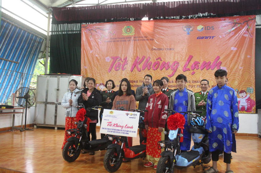 Ban chỉ huy Phòng Hồ sơ và đại diện đơn vị Cụm trưởng Cụm thi đua số 3 CATP Hà Nội cùng nhà tài trợ tặng quà là 3 chiếc xe đạp điện cho các em học sinh có hoàn cảnh đặc biệt đang được nuôi dưỡng tại Cơ sở chăm sóc trẻ có hoàn cảnh đặc biệt, Trung tâm cai nghiện số 2 Hà Nội Ban chỉ huy Phòng Hồ sơ và đại diện đơn vị Cụm trưởng Cụm thi đua số 3 CATP Hà Nội cùng nhà tài trợ tặng quà là 3 chiếc xe đạp điện cho các em học sinh có hoàn cảnh đặc biệt đang được nuôi dưỡng tại Cơ sở chăm sóc trẻ có hoàn cảnh đặc biệt, Trung tâm cai nghiện số 2 Hà Nội