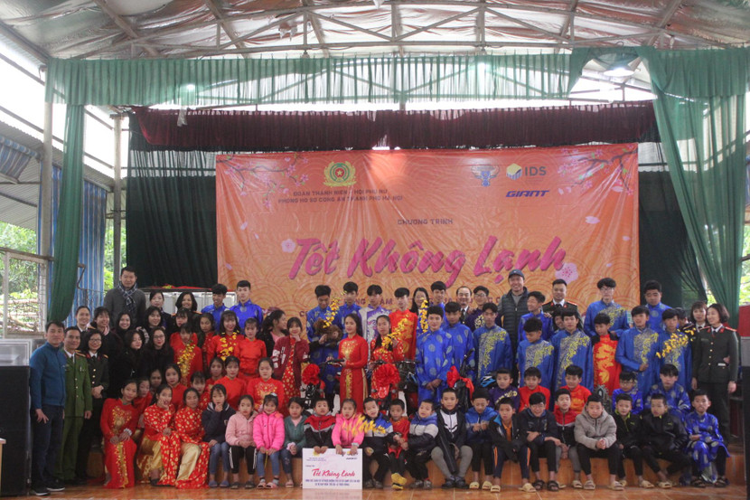 Rất nhiều đứa trẻ ở đây, lần đầu tiên được mặc áo dài để chụp ảnh Rất nhiều đứa trẻ ở đây, lần đầu tiên được mặc áo dài để chụp ảnh