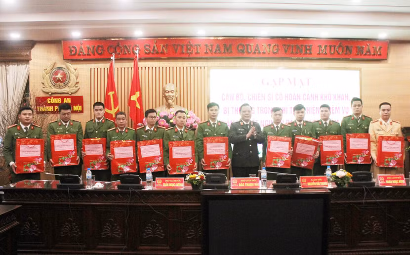 Thiếu tướng Nguyễn Hải Trung tặng quà cho các CBCS có hoàn cảnh khó khăn, mắc bệnh hiểm nghèo, bị thương trong khi làm nhiệm vụ