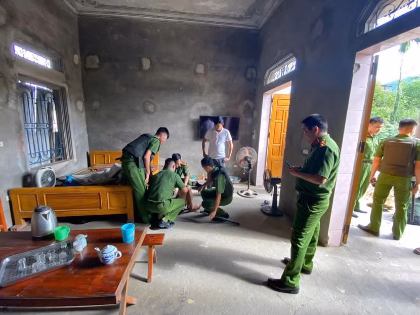 2 tổ công tác đồng thời ập vào khống chế đối tượng đối tượng tâm thần gây án