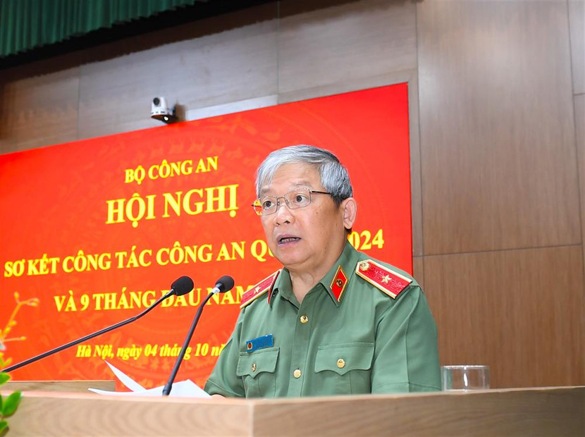 hiếu tướng Hoàng Anh Tuyên, Phó Chánh Văn phòng Bộ Công an trình bày Báo cáo tại Hội nghị