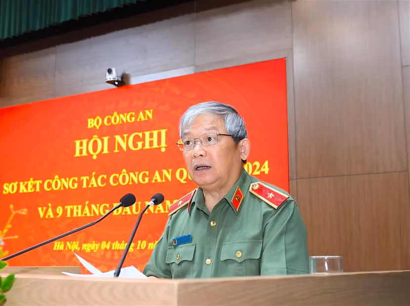 hiếu tướng Hoàng Anh Tuyên, Phó Chánh Văn phòng Bộ Công an trình bày Báo cáo tại Hội nghị