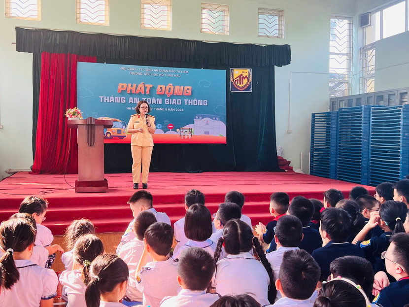 Quang cảnh buổi tuyên truyền tại trường Tiểu học Hồ Tùng Mậu Quang cảnh buổi tuyên truyền tại trường Tiểu học Hồ Tùng Mậu