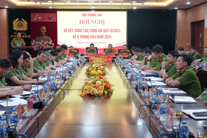 Hình ảnh hội nghị trực tuyến tại điểm cầu CATP Hà Nội Đại tá Nguyễn Thành Long, Phó Giám đốc CATP Hà Nội tham luận từ điểm cầu CATP