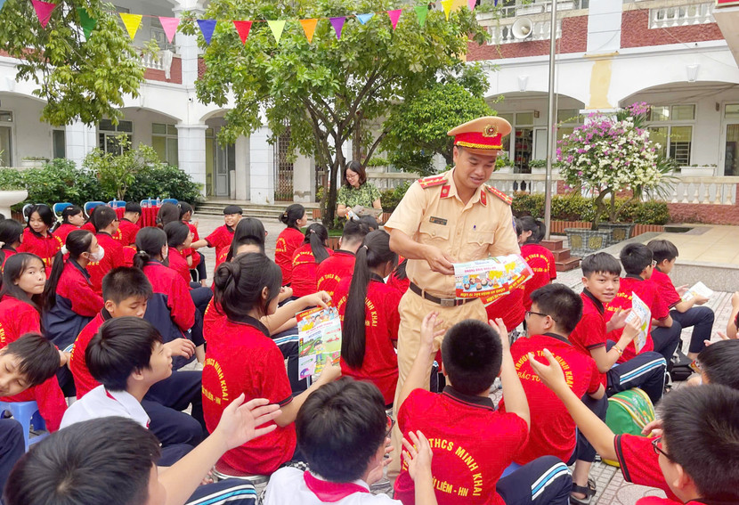 Phát tờ rơi cho các em học sinh Phát tờ rơi cho các em học sinh