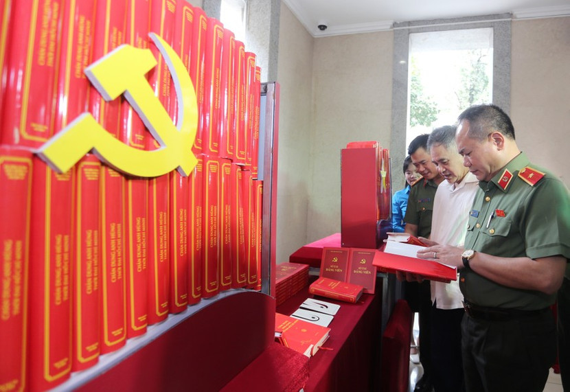 Các đồng chí trong Ban Giám đốc CATP tham quan trưng bày triển lãm các tác phẩm của Tổng Bí thư Tô Lâm, trong đó có 300 cuốn sách “Tuyệt đối trung thành với Tổ quốc, với Đảng, Nhà nước và Nhân dân – Sáng ngời tư cách người Công an cách mạng”