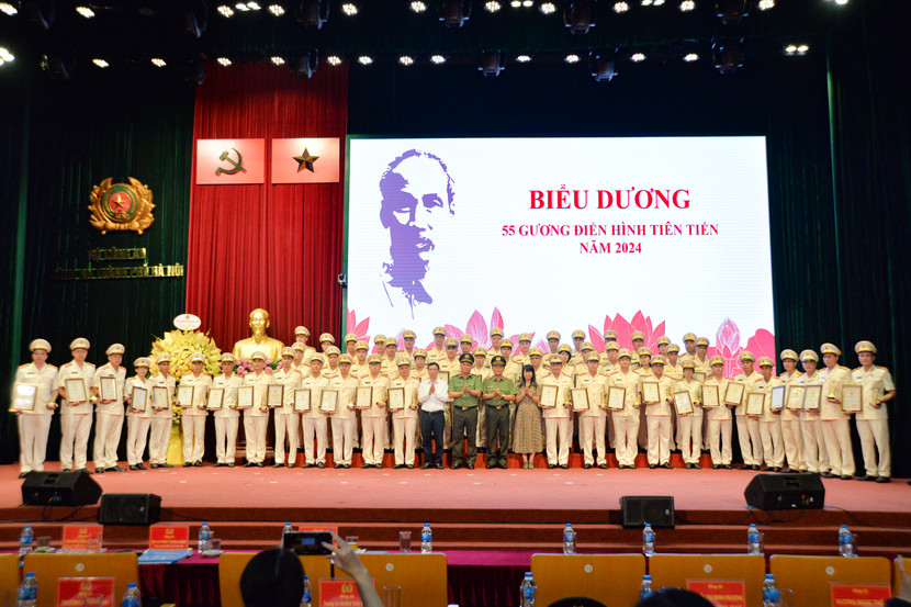 Lễ tuyên dương các gương điển hình tiên tiến trong Công an thành phố luôn được tổ chức trang trọng Lễ tuyên dương các gương điển hình tiên tiến trong Công an thành phố luôn được tổ chức trang trọng