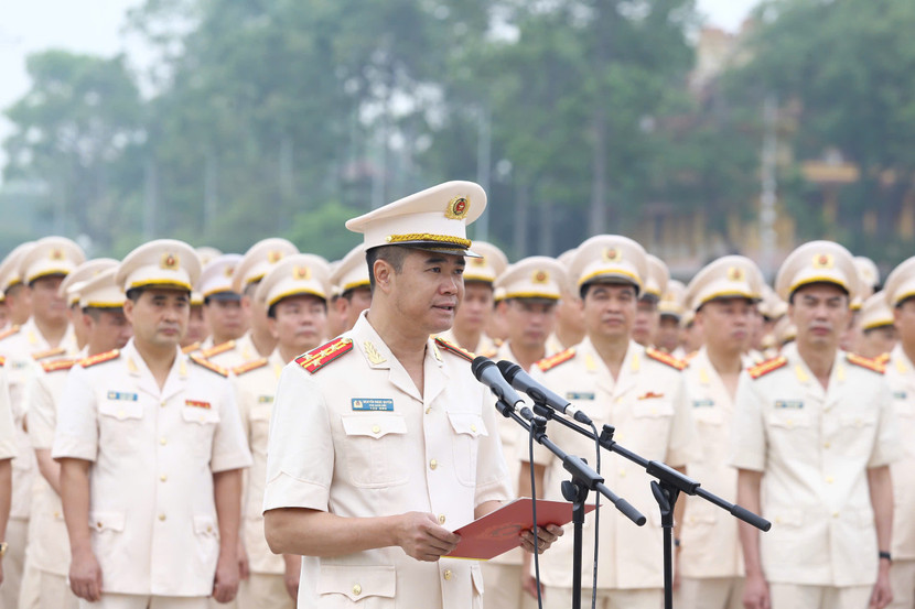 Thay mặt Đảng uỷ, Ban Giám đốc cùng toàn thể cán bộ, chiến sĩ Công an Thủ đô, Đại tá Nguyễn Ngọc Quyền, Phó Giám đốc CATP Hà Nội đã báo cáo Bác những chiến công xuất sắc Thay mặt Đảng uỷ, Ban Giám đốc cùng toàn thể cán bộ, chiến sĩ Công an Thủ đô, Đại tá Nguyễn Ngọc Quyền, Phó Giám đốc CATP Hà Nội đã báo cáo Bác những chiến công xuất sắc