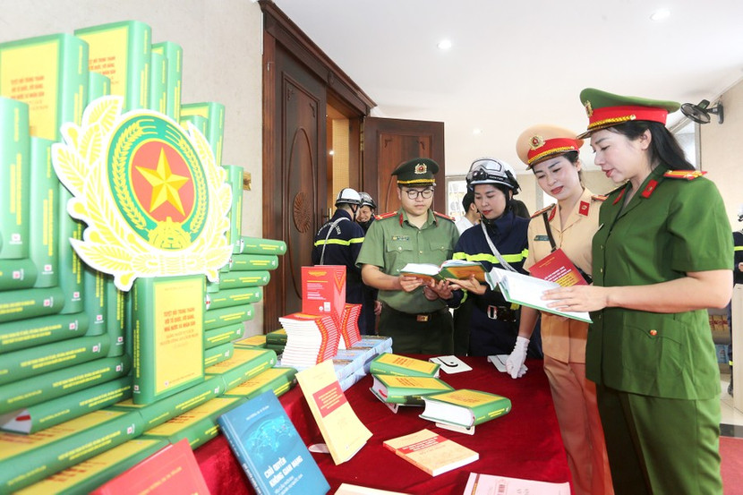 Tuyên truyền trực quan sinh động trong CATP giúp CBCS thấm nhuần các quan điểm chỉ đạo và làm theo tư tưởng, đạo đức phong cách Hồ Chí Minh