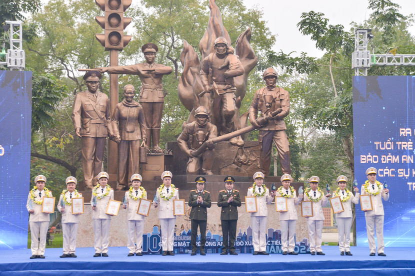 Những gương mặt trẻ Công an Thủ đô tiêu biểu là những điển hình của tuổi trẻ về làm theo tư tưởng, đạo đức, phong cách Hồ Chí Minh