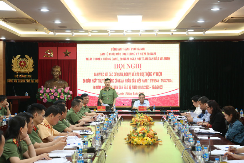 Đại tá Nguyễn Ngọc Quyền, Phó Giám đốc CATP điều hành phần thảo luận, đóng góp ý kiến của các ban, sở, ngành...