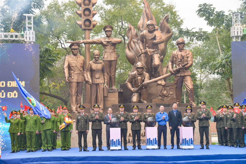 Lãnh đạo Bộ Công an, UBND và CATP Hà Nội phát động ra quân 8 đội hình xung kích của tuổi trẻ CATP Hà Nội tại lễ tuyên dương 10 gương mặt trẻ Công an Thủ đô tiêu biểu