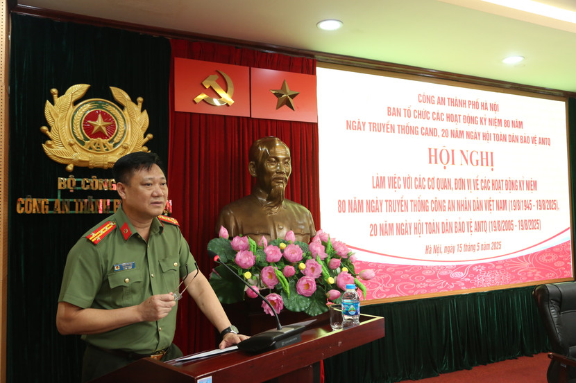 Đại tá Trần Văn Hóa, Trưởng phòng Công tác chính trị CATP báo cáo các công việc hướng tới ngày kỷ niệm CATP đang triển khai thực hiện