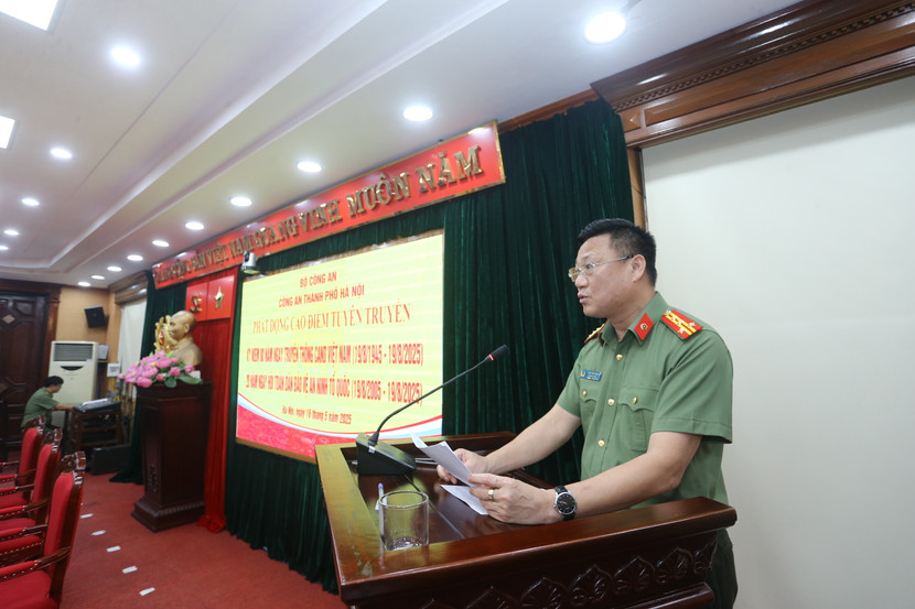 Đại tá Trần Văn Hóa, Trưởng phòng Công tác chính trị CATP báo cáo tại hội nghị...