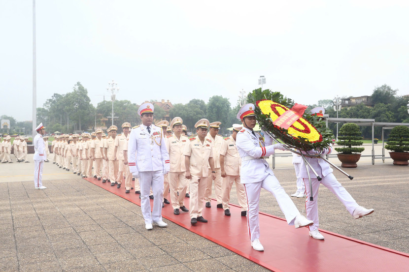 Thiếu tướng Nguyễn Thanh Tùng dẫn đầu Đoàn đại biểu CATP Hà Nội vào lăng viếng Bác Thiếu tướng Nguyễn Thanh Tùng dẫn đầu Đoàn đại biểu CATP Hà Nội vào lăng viếng Bác