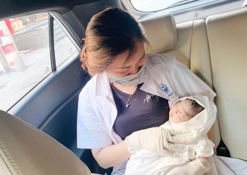 Em bé vừa chào đời trong vòng tay của cán bộ y tế trên xe cá nhân của Đại úy Nguyễn Đình Chiểu Em bé vừa chào đời trong vòng tay của cán bộ y tế trên xe cá nhân của Đại úy Nguyễn Đình Chiểu