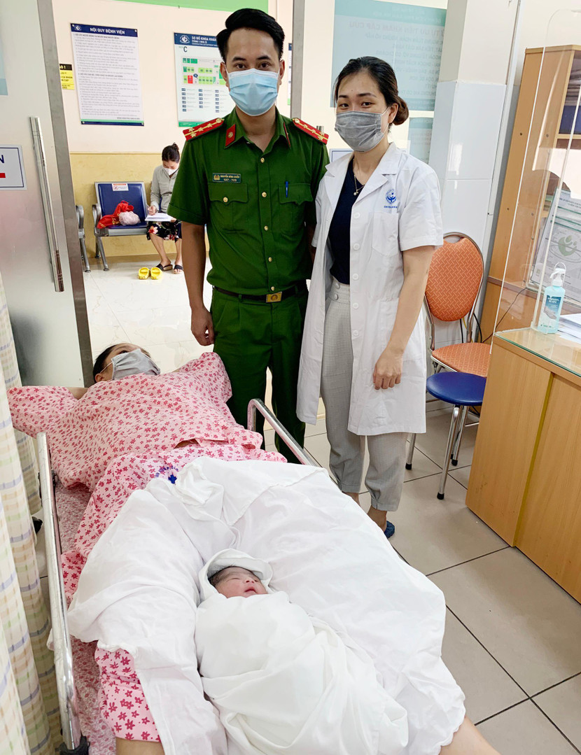 Đại úy Nguyễn Đình Chiểu và cán bộ phòng khám kịp thời đưa sản phụ Đinh Thị N đến cấp cứu tại Bệnh viện Phụ sản Hà Nội sau khi chị sinh xong Đại úy Nguyễn Đình Chiểu và cán bộ phòng khám kịp thời đưa sản phụ Đinh Thị N đến cấp cứu tại Bệnh viện Phụ sản Hà Nội sau khi chị sinh xong