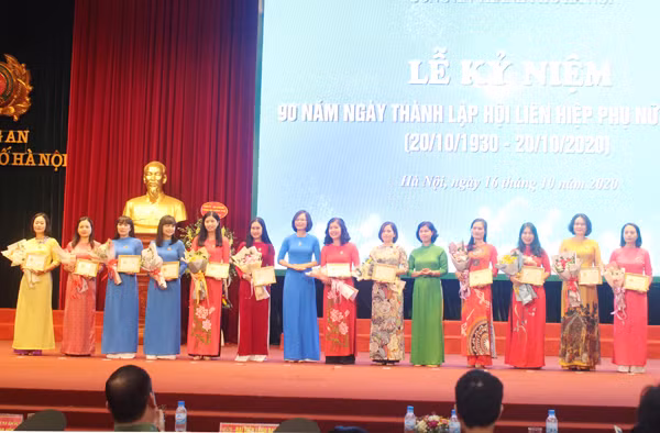 Trung tá Nguyễn Thị Quế, Phó Chủ tịch Hội phụ nữ Bộ Công an và bà Nguyễn Thị Hiền Thúy, Ủy viên Thường vụ , Chánh văn phòng Hội LHPN TP Hà Nội tặng kỷ niệm chương vì sự tiến bộ của phụ nữ Việt Nam cho các cá nhân