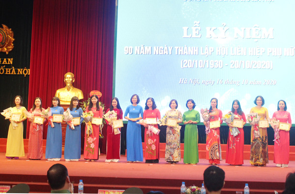 Trung tá Nguyễn Thị Quế, Phó Chủ tịch Hội phụ nữ Bộ Công an và bà Nguyễn Thị Hiền Thúy, Ủy viên Thường vụ , Chánh văn phòng Hội LHPN TP Hà Nội tặng kỷ niệm chương vì sự tiến bộ của phụ nữ Việt Nam cho các cá nhân