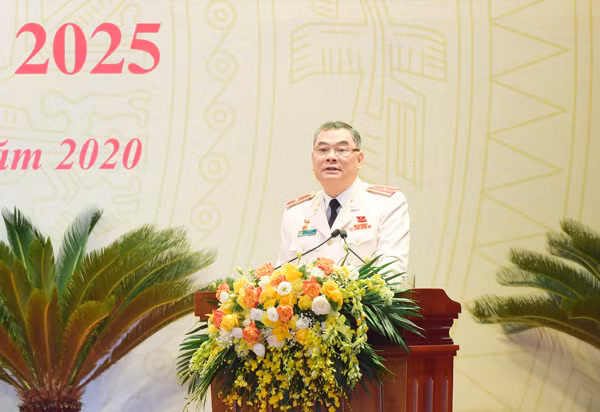 Thiếu tướng Tô Ân Xô, Chánh Văn phòng Bộ Công an thay mặt Đoàn thư ký thông qua Nghị quyết Đại hội