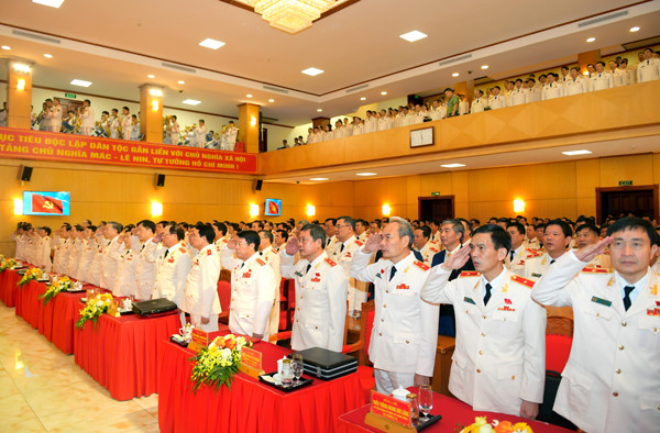 Các đại biểu chào cờ bế mạc Đại hội